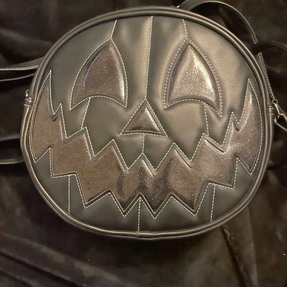 Love pain & Stitches - Picture 1 of 5